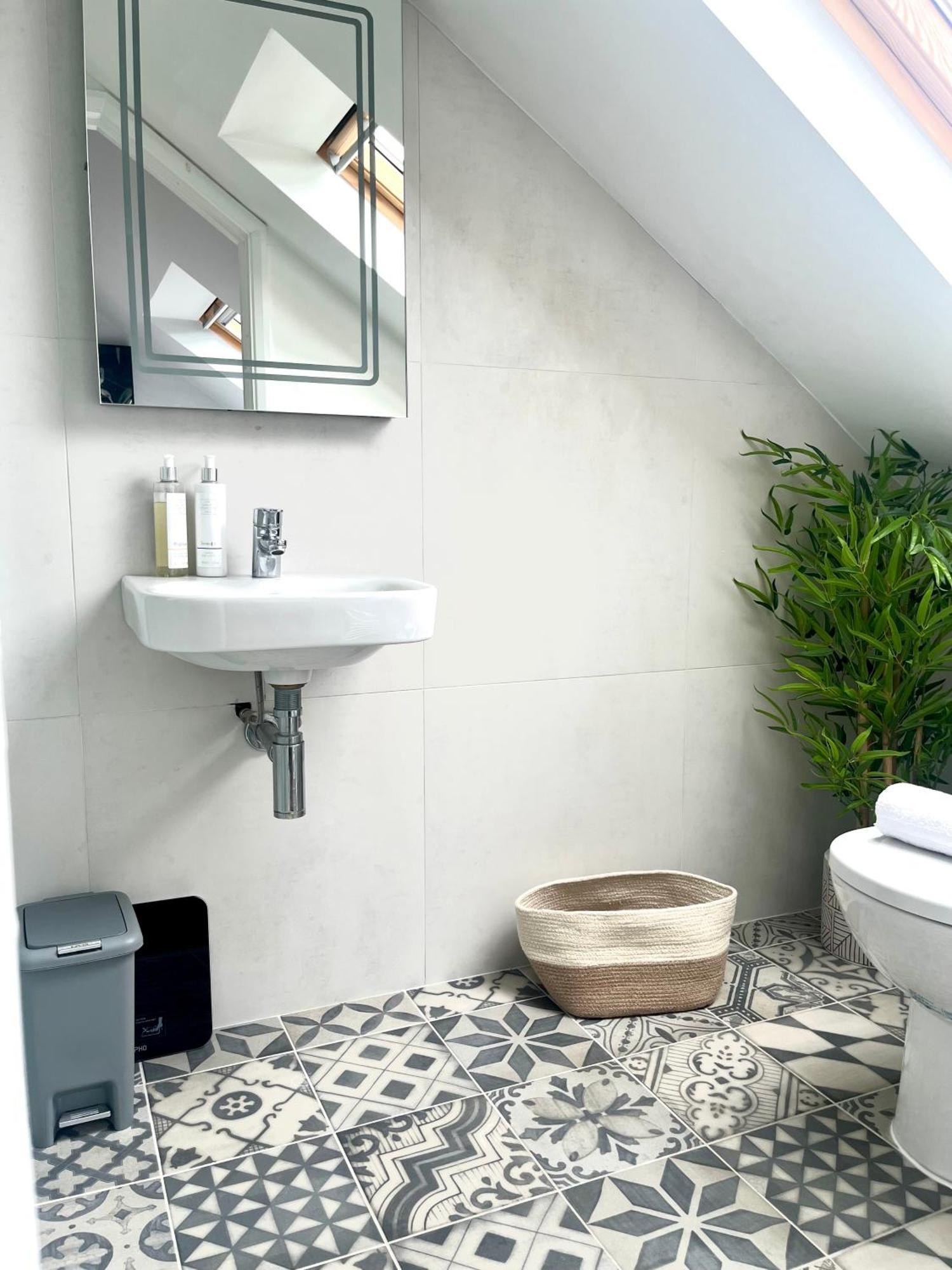 Spacious And Stylish Home Bath Exterior photo